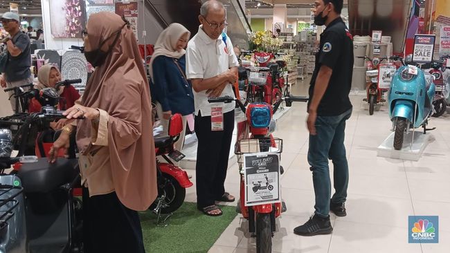 Pengunjung Mengakuisisi Sepeda Listrik di Transmart dengan Harga Terjangkau!