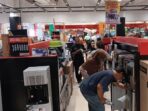 Transmart Mengadakan Promosi Besar, Pengunjung Membanjiri Area Elektronik