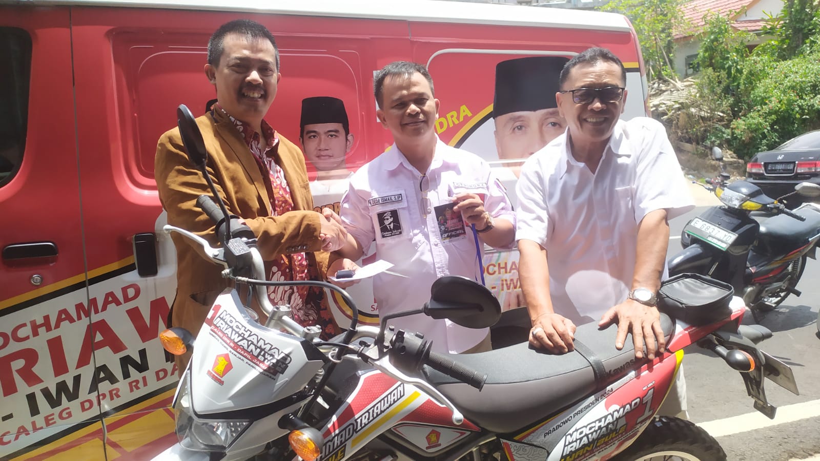 Partai Gerindra Kuningan Mengirimkan 5 Mobil dan 5 Motor, Deis Langsung Memberikan Instruksi Untuk Memenangkan Prabowo Sebagai Presiden, Iwan Bule Menjadi Anggota DPR RI