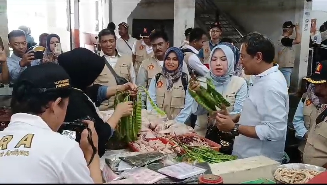 Rokhmat Ardiyan Melakukan Blusukan ke Pasar Baru dan Kepuh Kuningan dalam Kampanye Perdana