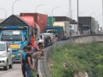 Efek Demo Buruh: Ratusan Truk Raksasa Terjebak di Tol Cibitung