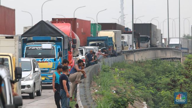 Efek Demo Buruh: Ratusan Truk Raksasa Terjebak di Tol Cibitung