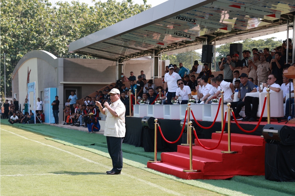 Prabowo Menikmati Panas Matahari Bersama Pemain Garuda Tim Nasional Sepak Bola Indonesia