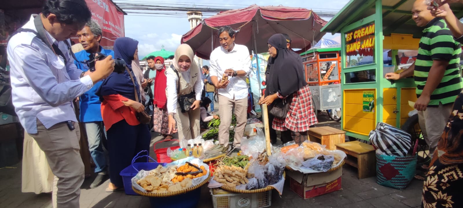 Blusukan Rokhmat Ardiyan ke Pasar Cilimus, Pedagang Curhatannya Tampung