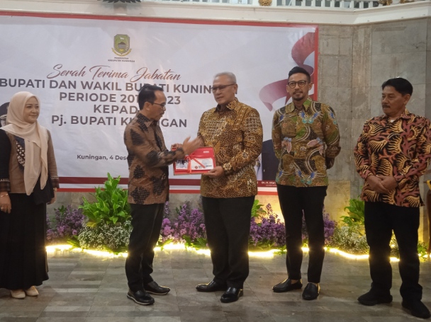 Pj Bupati Kuningan HR Iip Hidajat Menerima Tugas Resmi dari Acep Purnama