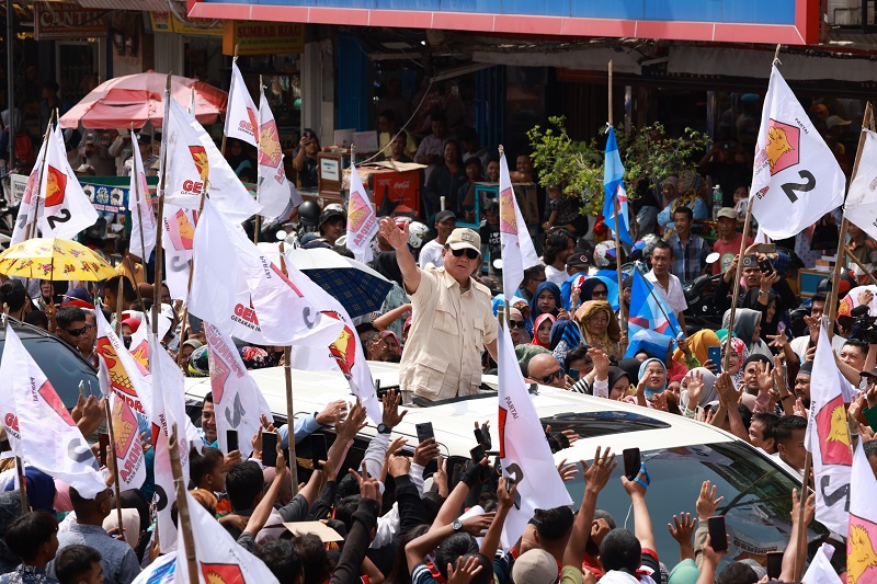 Warga Pasar Padang Diberi Kaos oleh Prabowo, Berdoa untuk Presiden 2024