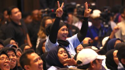 Prabowo Terharu dengan Semangat Para Emak-Emak Relawan di Bandung yang Memegang Erat Tangannya