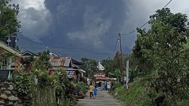 Erupsi Gunung Marapi di Sumatera Barat Menyebabkan Kendaraan Tertutup Debu Abu