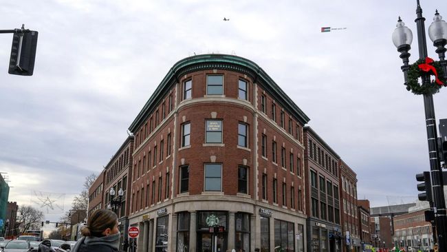 Bendera Palestina Berkibar di Langit Kampus Harvard: Potret yang Memukau