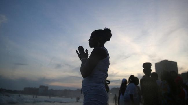 Warga Brazil Menggelar Ritual untuk Dewi Laut Menyambut Tahun Baru