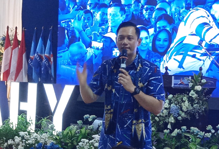 ✅ AHY Bertemu Ribuan Warga Kuningan, Mengajak Mereka untuk Menangkan Demokrat di Pemilu 2024