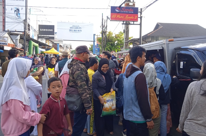 Warga Berburu 1,5 Ton Beras dalam Waktu 15 Menit di Lokasi CFD