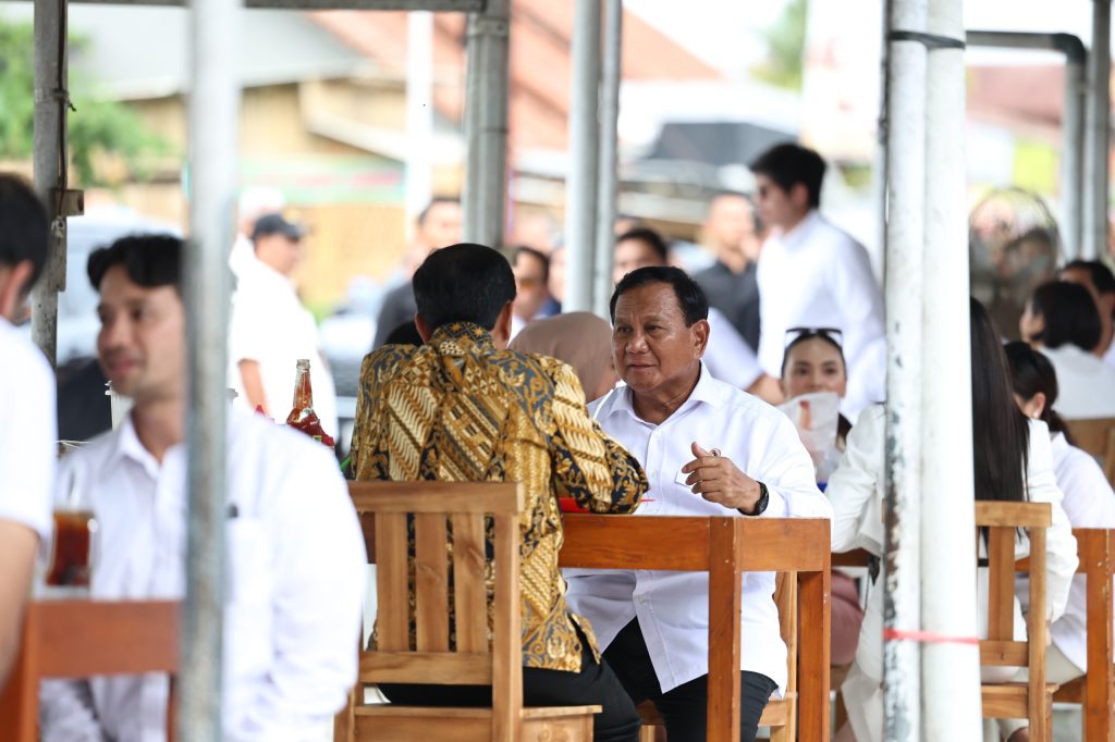 Mampir Makan Bakso Bareng Jokowi, Prabowo Doakan Usaha Kuliner Sholeh Sukses