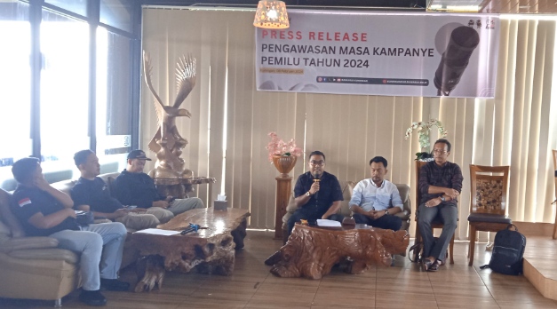 ✅ Bawaslu Kuningan Tertibkan 4 Ribuan APK yang Melanggar Peraturan saat Kampanye Pemilu 2024