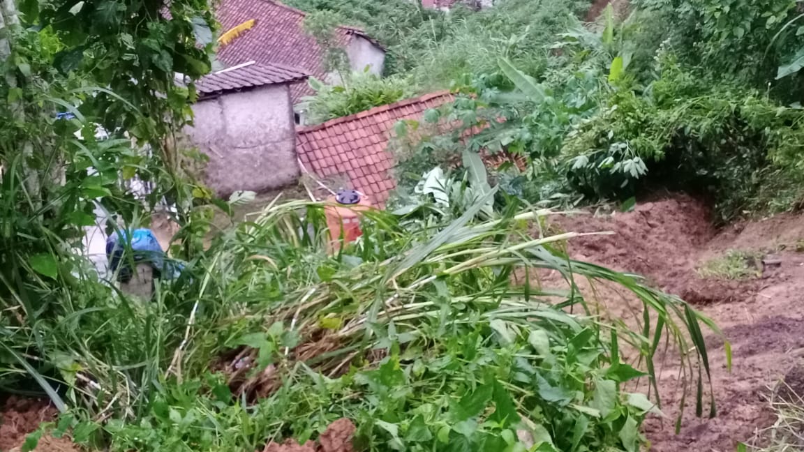 ✅ Longsor di Tugumulya Menimbun 1 Rumah akibat Pergeseran Tanah