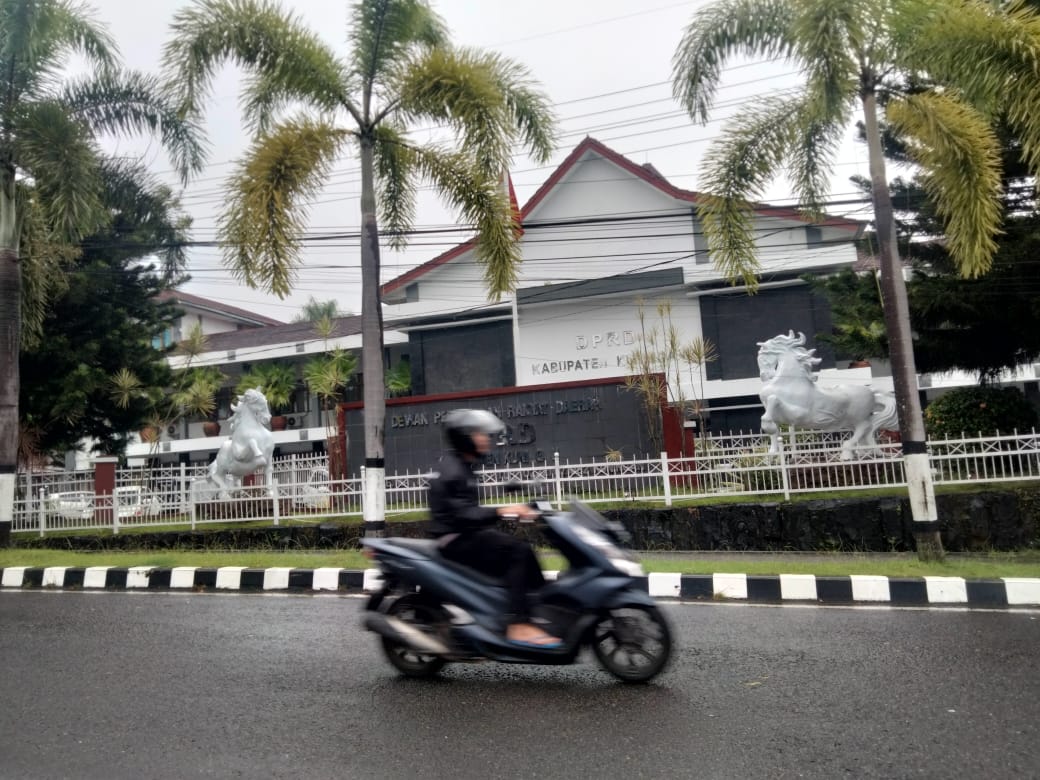 PDIP mempertahankan dominasi di Parlemen Kuningan, Gerindra kehilangan pimpinan. 🏆