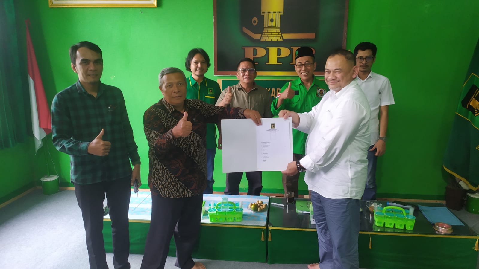 P3, Cucu Bupati Aruman Wirananggapathi Mengambil Formulir Cabup Kuningan