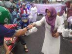 Istri Anggota Dewan Bagikan Ratusan Paket Nasi Kotak di Depan Gedung DPRD 🍱