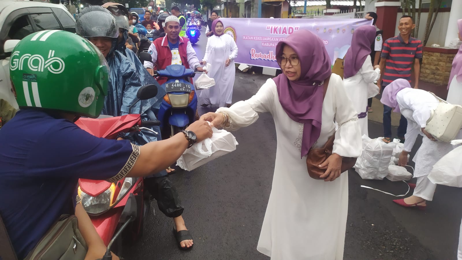 Istri Anggota Dewan Bagikan Ratusan Paket Nasi Kotak di Depan Gedung DPRD 🍱