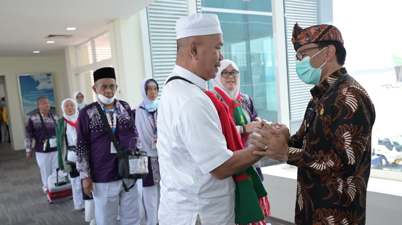 Pj Bupati di Bandara Kertajati Sambut Ratusan Jamaah Haji Kuningan