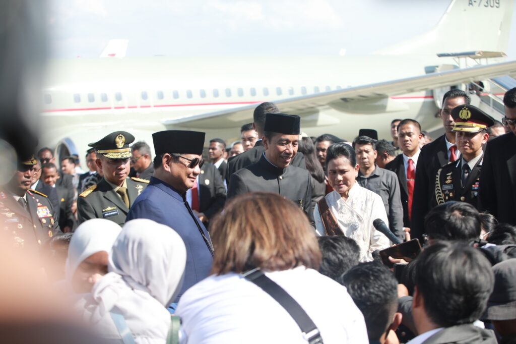 Prabowo Subianto Accompanies Jokowi to Halim, Wishes Him the Best for the Future