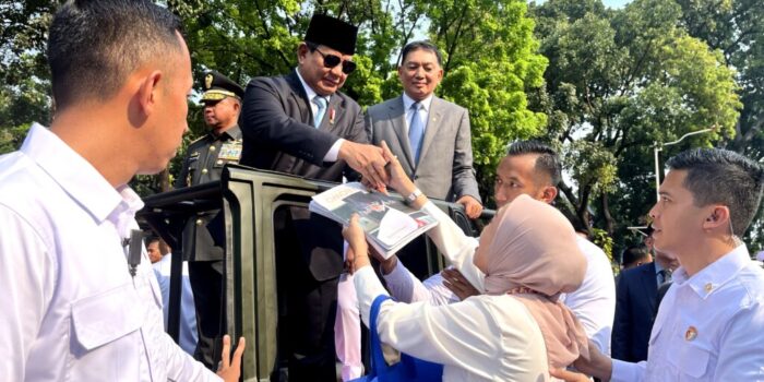 Tears of Joy and Prayers as Citizens Meet Prabowo Subianto: “I Finally Got His Autograph”